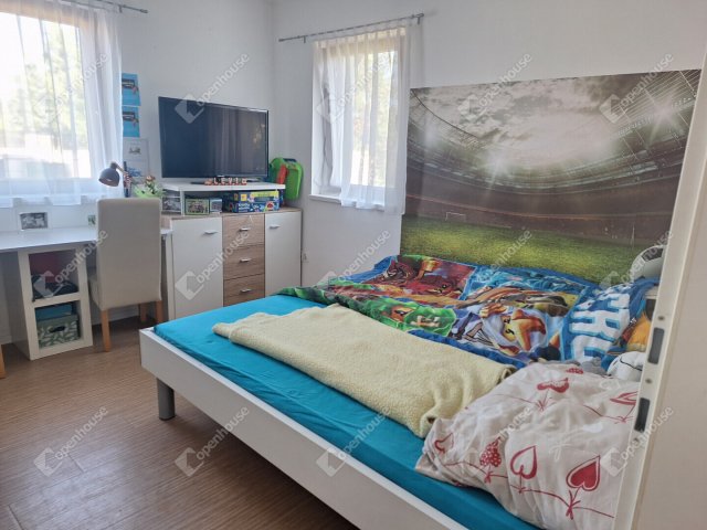 Eladó családi ház, Szárföldön 99 M Ft, 5 szobás