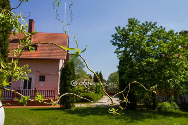 Eladó családi ház, Sarródon 65 M Ft, 8 szobás