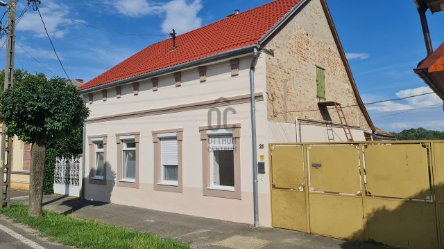 Eladó téglalakás, Pakson 39.9 M Ft, 4 szobás