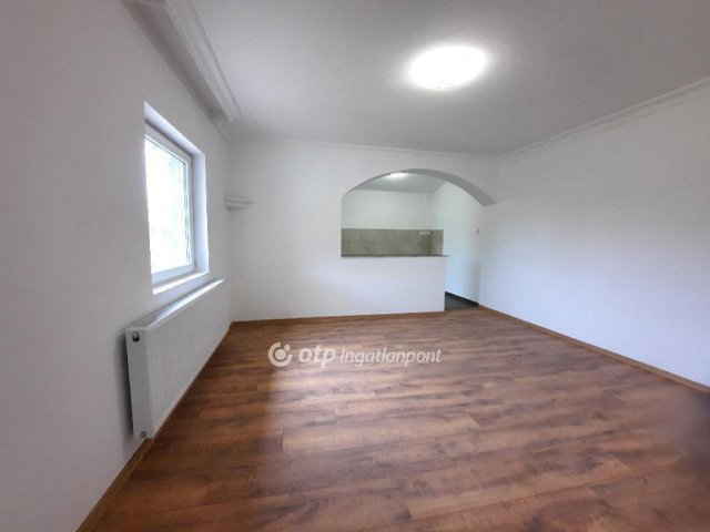 Eladó családi ház, Csemőn 39.9 M Ft, 3 szobás