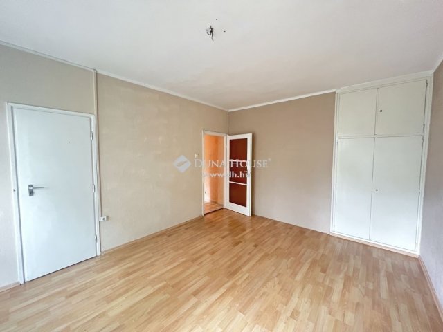 Eladó téglalakás, Veszprémben 41 M Ft, 1 szobás