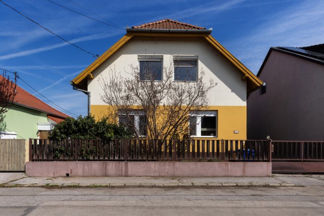 Eladó családi ház, Pécsett 129 M Ft, 7 szobás