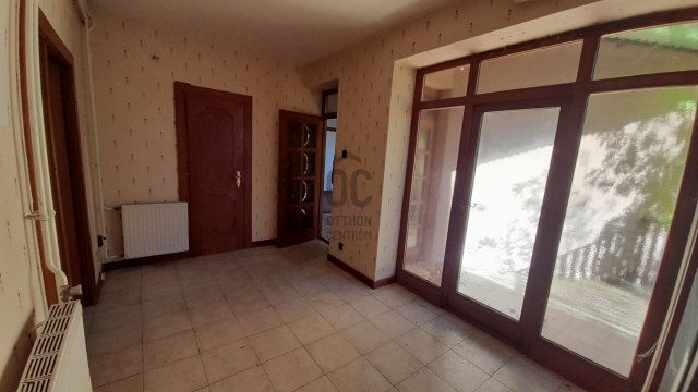 Eladó téglalakás, Szekszárdon 60 M Ft, 6 szobás