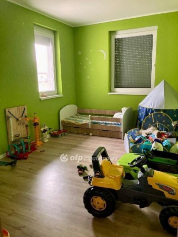 Eladó családi ház, Dánszentmiklóson 84 M Ft, 3+1 szobás