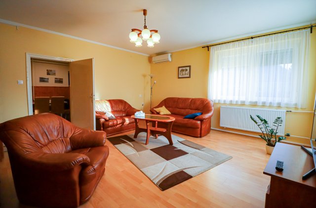 Eladó családi ház, Győrött 225 M Ft, 2 szobás