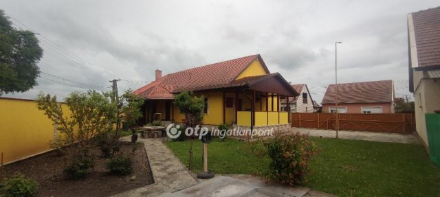 Eladó családi ház, Jászberényben 69.9 M Ft, 3 szobás
