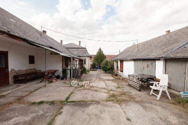 Eladó családi ház, Héhalomon 25 M Ft, 4 szobás