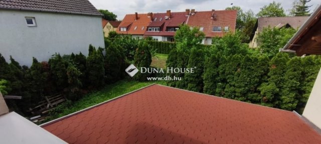 Eladó családi ház, Pécsett 110 M Ft, 4 szobás