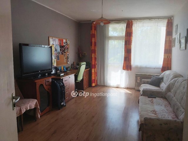 Eladó téglalakás, Békésen 25 M Ft, 3 szobás