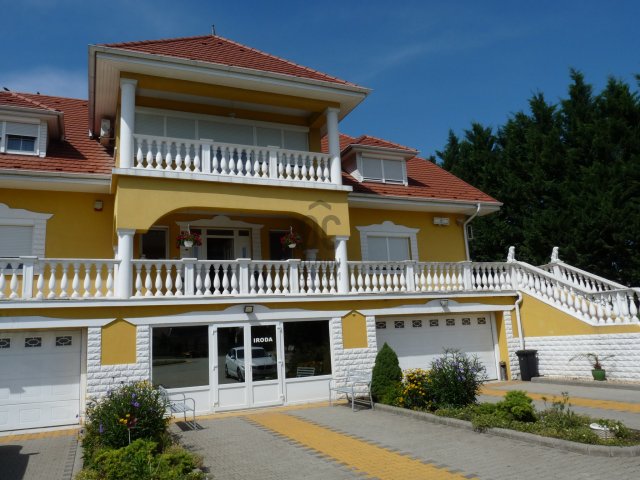 Eladó családi ház, Ráckevén 720 M Ft, 10 szobás