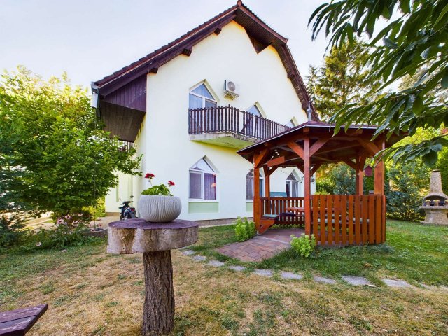 Eladó családi ház, Bogádon 79 M Ft, 8 szobás