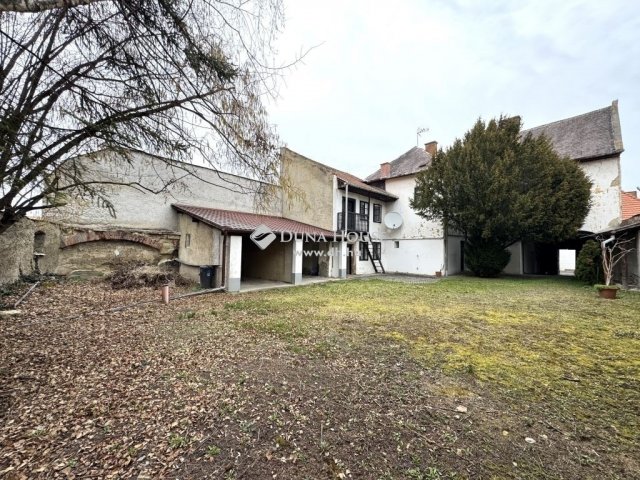 Eladó családi ház, Egerben 218 M Ft, 8 szobás