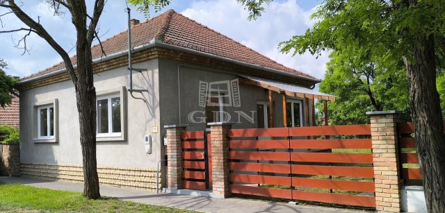 Eladó családi ház, Tiszaszigeten 60 M Ft, 3 szobás
