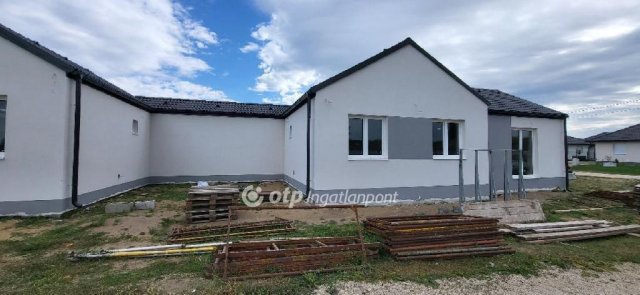 Eladó ikerház, Győrszemerén 79.9 M Ft, 4 szobás