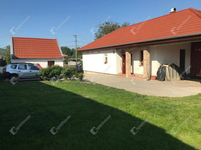 Eladó családi ház, Pázmándfalun 52.9 M Ft, 3 szobás