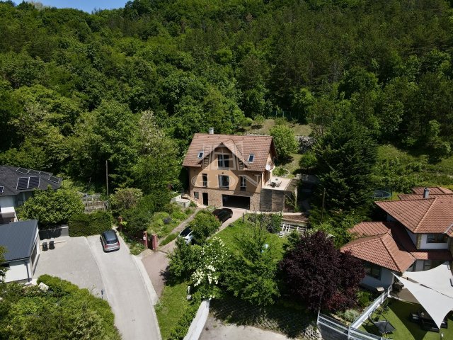 Eladó családi ház, Csabdiban 149.9 M Ft, 7 szobás
