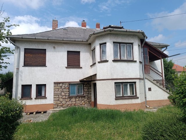 Eladó családi ház, Ajkán 49.5 M Ft, 5 szobás