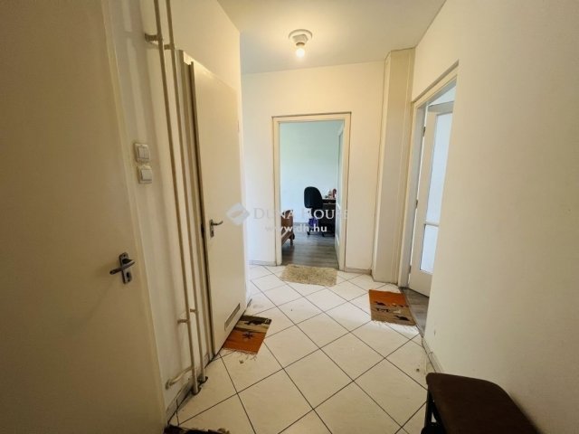 Eladó panellakás, Pécsett 55 M Ft, 3 szobás