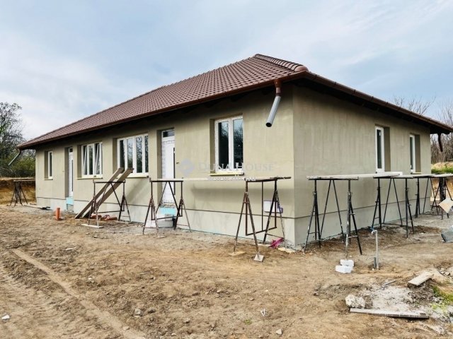 Eladó ikerház, Monoron 62.5 M Ft, 4 szobás / költözzbe.hu