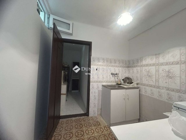 Eladó családi ház, Mendén 89.9 M Ft, 8 szobás