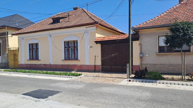 Eladó téglalakás, Cegléden 38.9 M Ft, 3 szobás
