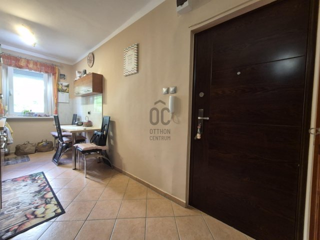 Eladó panellakás, Komlón 26.99 M Ft, 2 szobás