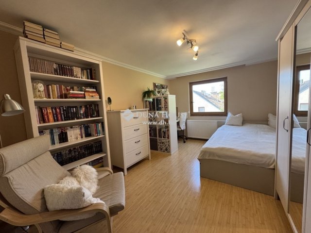 Eladó családi ház, Szentendrén 265 M Ft, 9 szobás
