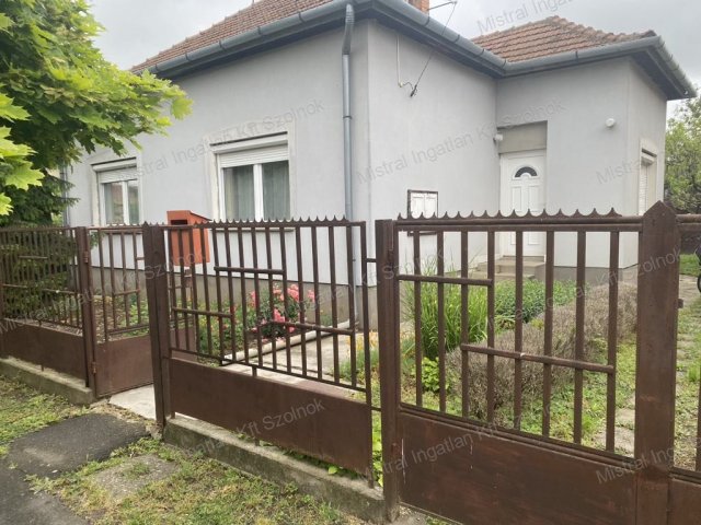 Eladó családi ház, Törökszentmiklóson 28.5 M Ft, 3 szobás