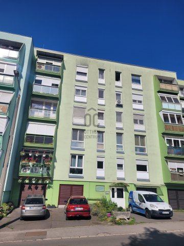 Eladó panellakás, Komlón 20.98 M Ft, 3 szobás