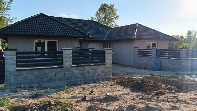 Eladó ikerház, Veresegyházon 99.999 M Ft, 4+1 szobás