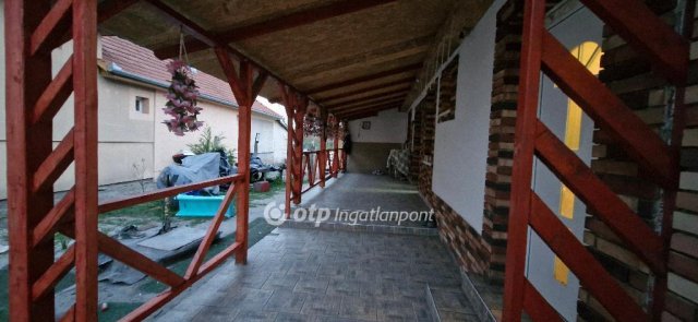 Eladó családi ház, Cegléden 36 M Ft, 3+1 szobás