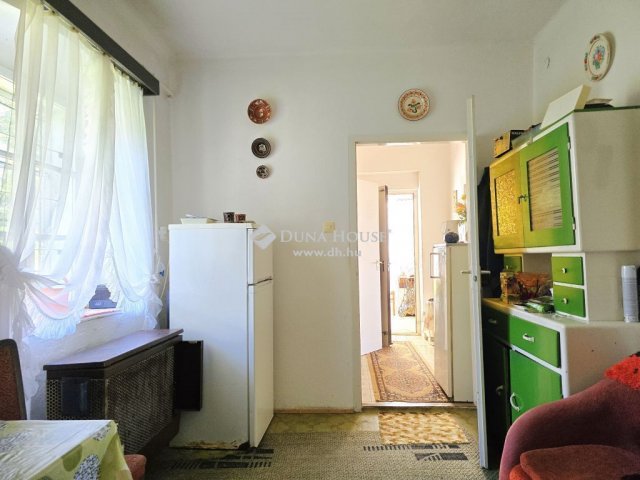 Eladó családi ház, Pécsett 39.99 M Ft, 2 szobás