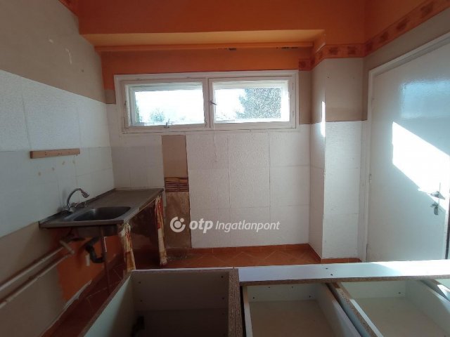 Eladó téglalakás, Békésen 10.2 M Ft, 2 szobás