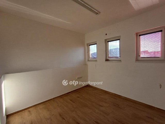 Eladó üzlethelyiség, Polgáron 49.9 M Ft, 4 szobás