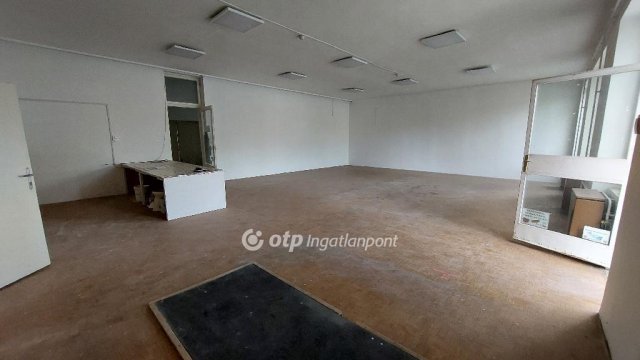 Eladó üzlethelyiség, Kisújszálláson 32.5 M Ft