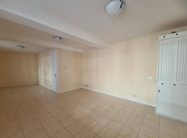 Kiadó iroda, Szentendrén, Kossuth Lajos utcában 200 E Ft / hó