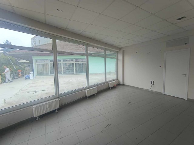 Eladó üzlethelyiség, Komlón, Városház téren 16.9 M Ft