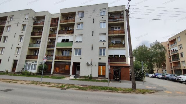 Eladó panellakás, Nyírbátorban 33 M Ft, 3 szobás