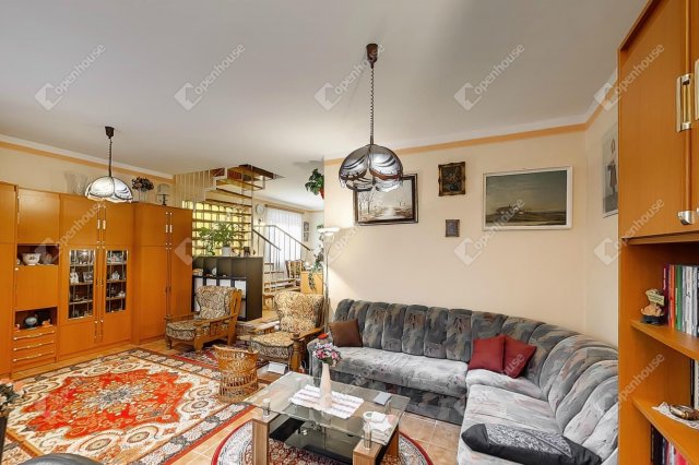 Eladó családi ház, Szolnokon 61.99 M Ft, 6 szobás