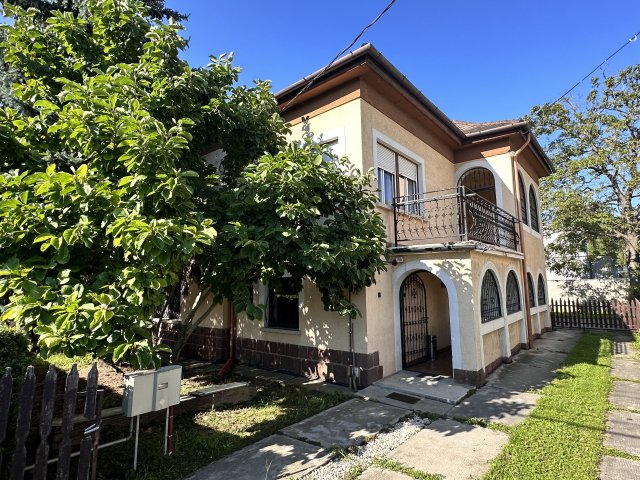 Eladó családi ház, Szombathelyen 95 M Ft, 9 szobás