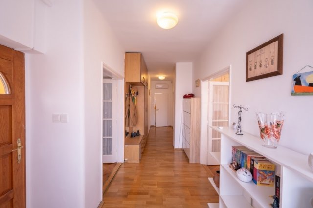 Eladó családi ház, Pécsett 89.9 M Ft, 5 szobás