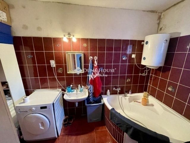 Eladó családi ház, Dunaharasztin 65.5 M Ft, 5 szobás