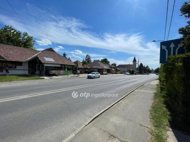 Eladó üzlethelyiség, Balatonszárszón 28 M Ft