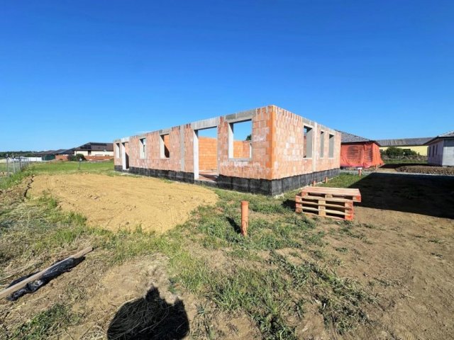 Eladó ikerház, Szombathelyen 92 M Ft, 3 szobás