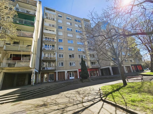 Eladó panellakás, Kiskunhalason 26.5 M Ft, 2 szobás