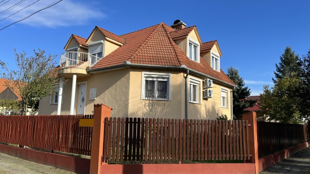 Eladó családi ház, Debrecenben 145.9 M Ft, 8 szobás