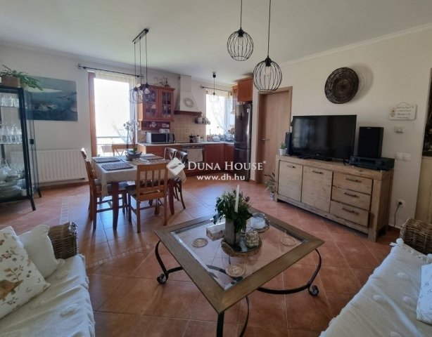Eladó téglalakás, Veszprémben 79.99 M Ft, 2+3 szobás