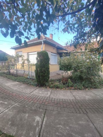 Eladó családi ház, Szolnokon, Martinovics utcában 39.99 M Ft