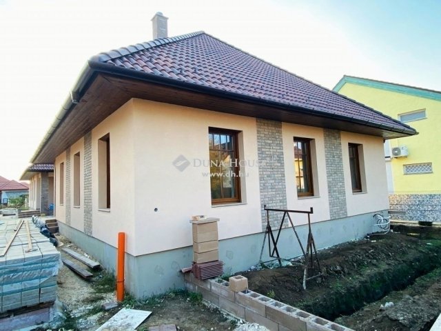 Eladó ikerház, Tápiószecsőn 68.5 M Ft, 3 szobás