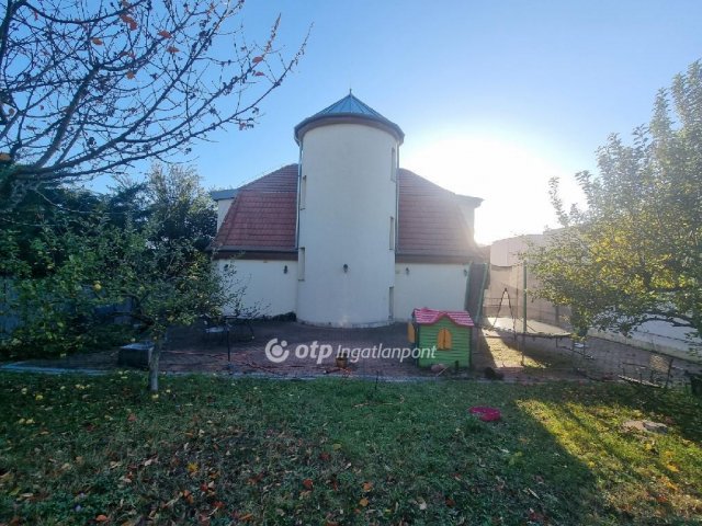 Eladó családi ház, Budapesten, III. kerületben 325 M Ft
